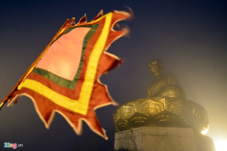 Người dân hành hương về Yên Tử trong đêm